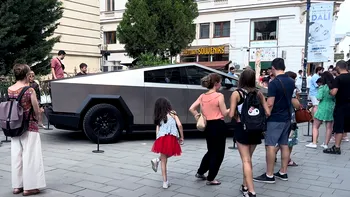 Primul român cu Tesla Cybertruck: Ce a făcut imediat după ce a adus-o cu avionul în România și de ce nu o poate conduce oricine