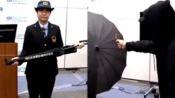 Umbrela anti-cuțit: invenția japoneză pentru siguranță în fața atacurilor tot mai dese cu arme albe