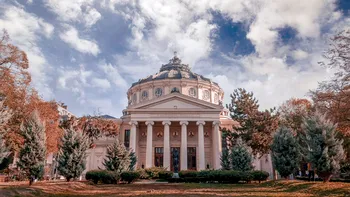 Unde ieșim în București: Evenimente în al doilea weekend din noiembrie 2024 - Folk Bun 2024, Waves and Lights pe Lacul Floreasca
