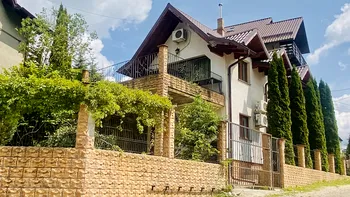 Cât costă o casă de vacanță în Bușteni. Are trei dormitoare, living cu bucătărie open space și două curți supraetajate