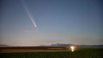 Un român a surprins peste Ceahlău cometa care poate fi văzută o dată la zeci de mii de ani