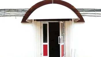 Motivul pentru care ușile clădirilor se deschid spre exterior. Puțini știu care este explicația logică
