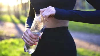 De ce se desface capacul sticlelor de plastic spre stânga. Explicația logică la care nimeni nu s-ar fi gândit