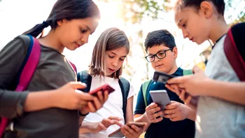 TikTok și trendurile periculoase printre adolescenții români: De ce devin tinerii dependenți de rețeaua de socializare?