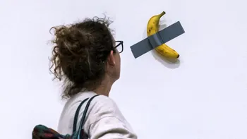 Cineva pe această planetă a dat 6,2 milioane de dolari pe o banană lipită de perete cu bandă adezivă și ne arată că orice se poate vinde dacă pui cum trebuie un 