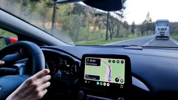 Cum controlezi Android Auto și CarPlay prin comenzi vocale: ghid complet pentru o călătorie sigură și liniștită