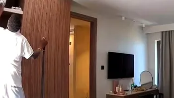 Au montat o cameră ascunsă în apartamentul unde erau cazați în vacanță. Ce au descoperit că făcea personalul hotelului în lipsa lor