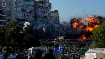 Fotografia momentului: o bombă surprinsă în aer, înainte să lovească un bloc din Beirut, de un fotograf AP