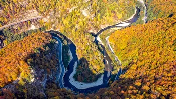 Drumul fascinant din România pe care puțini îl străbat, cu tuneluri săpate în munte și peisaje care întrec Transfăgărășanul și Transalpina