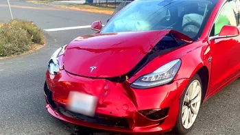 Un tânăr a cumpărat o Tesla distrusă cu intenția să o repare, dar ce a descoperit dezvăluie un secret neașteptat în computerul de bord al mașinii