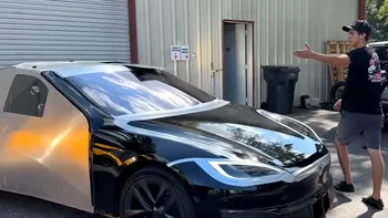Au transformat o Tesla distrusă în cea mai ușoară și rapidă mașină Tesla din lume: Au aruncat de pe ea tot ce era inutil