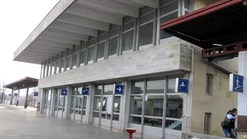Visul de marmură al lui Ceaușescu, o gară construită de pușcăriași. Unde găsești mastodontul din anii `80, a fost și într-un film celebru