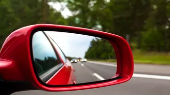 De ce obiectele din oglinda laterală a mașinii sunt mai aproape decât par: Explicația științifică