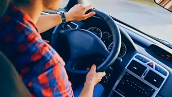Cum conduci corect o mașină pe benzină. Detaliile care te scapă de probleme, trucurile neștiute de mulți șoferi
