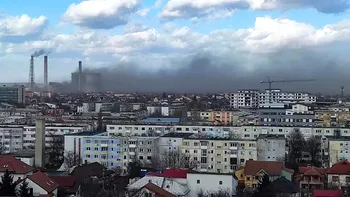 Orașul din România în care oamenii sunt nevoiți să stea în casă. ”Plouă efectiv cu cenușă”