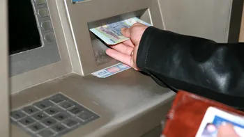 ANAF pune tunurile pe românii care scot bani de la bancomat, când vorbim de ”sume mari”. Ce urmărește Fiscul, care sunt pragurile la care să fii atent