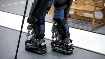 Costumul ca în Iron Man care ajută persoanele paralizate să meargă din nou. Exoscheletul inovator pentru redarea mobilității