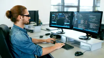 Programatori care simulează munca: Cum afectează „inginerii fantomă” companiile tech
