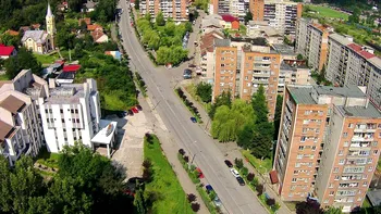 Orașul tot mai atractiv din România unde apartamentele se vând sub 10.000 de euro. „La câte fabrici și uzine se văd în poza asta, sigur merită banii ăștia”
