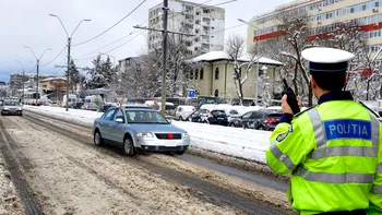 Amendă și de 1.300 de lei în trafic pentru șoferii români care au așa ceva pe mașină. De ce unii își transformă autoturismul în pom de Crăciun, cu nas roșu, coarne și luminițe de sărbători