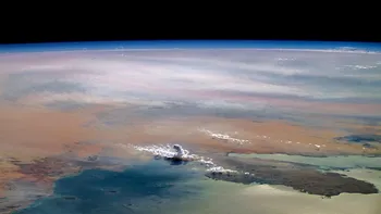 NASA surprinde o imagine rară și spectaculoasă: un turn uriaș de nori deasupra Pământului, în troposferă