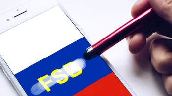 Programator rus scapă din Rusia și dezvăluie cum telefonul său a fost spionat cu un spyware instalat de FSB