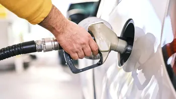 Benzina și motorina de la 1 ianuarie, o nouă lovitură pentru buzunarul românilor. Cât ajunge să coste carburantul după noile scumpiri