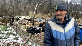 Românul care trăiește sub pământ de 4 ani a muncit 40 de ani la stat. Are 14 copii, 7 pisici și un câine în 