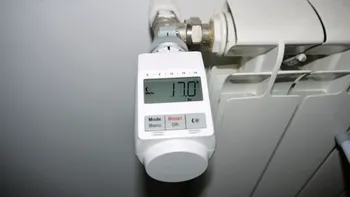 La ce temperatură reglezi termostatul la centrală pe timp de noapte, dar pe timp de zi. Așa faci economie și nici nu stai în frig