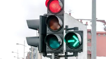 Semafor verde intermitent pentru viraj la dreapta, cine are prioritate. Când ar fi bine să nu claxonezi, să respecți Codul Rutier