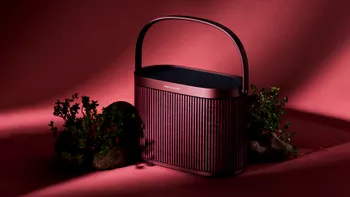 Bang & Olufsen Beosound A5, probabil cea mai bună boxă portabilă din lume, îmbracă haine de Crăciun. Cât de specială este ediția Cranberry Red