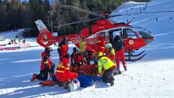 Accident pe pârtia din Azuga: un bărbat de 54 de ani a căzut în timp ce schia. S-a lovit la cap, după ce casca i s-a spart
