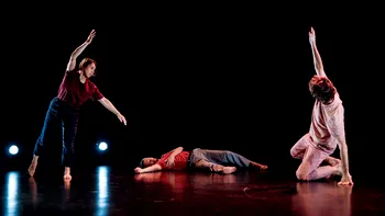 Dansul, un limbaj poetic în spectacolul „All in Good Time”, în București