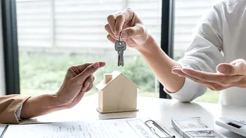 Cine este românca din Germania care a cumpărat trei apartamente în opt ani de zile. Ce joburi a avut, de fapt