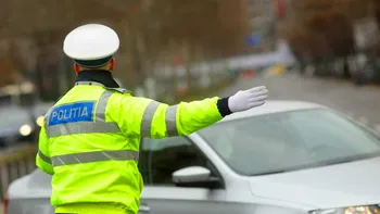 Amendă de peste 3.000 de lei fără drept de apel pentru șoferii români: Ce nu ai voie să pui în geamurile mașinii sau pe parbriz. Nu-ți transforma mașina în vitrină ambulantă