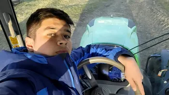 Fiul de preot care muncește pe tractor și face senzație pe Internet: ”Nu vreau să-i cer bani tatei”