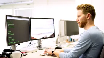 Declinul industriei IT din România: Perspectivele specialiștilor și viitorul angajaților
