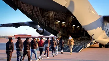 Echipa lui Trump anunță începutul deportărilor masive și publică imagini ireale cu oameni încărcați în avioane militare