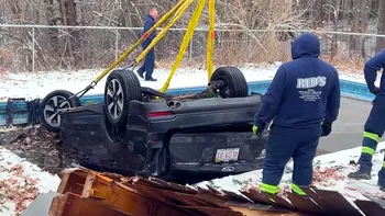 Apple Watch salvează un bărbat prins cu mașina răsturnată într-un bazin plin cu apă după un accident auto