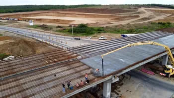 S-au reluat lucrările la tronsonul 4 al Drumului Expres Craiova - Pitești. Când va fi finalizată autostrada