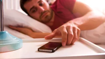 Nu mai ridica telefonul de pe noptieră dimineața imediat cum te-ai trezit. Motivul explicat de specialiști și legatura cu afecțiunile creierului
