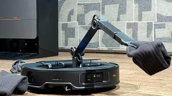 Aspiratorul cu braț robotic care adună jucăriile și șosetele împrăștiate prin casă. Roborock are grijă de dezordinea ta din casă