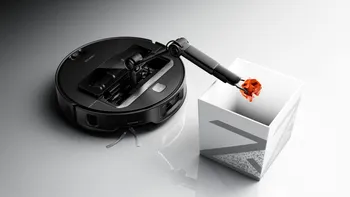 CES 2025 - Roborock Saros Z70: Aspiratorul robot care poate ridica și depozita obiecte mici