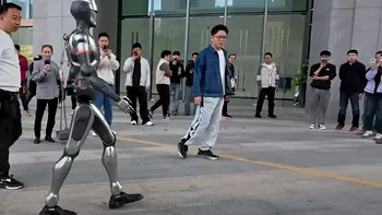Primul robot umanoid care merge ca un om real, testat în China: mișcările SE01 au fost confundate cu efecte speciale de la Hollywood
