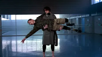 Soldatul cu ambele picioare amputate, cel mai râvnit bărbat din Ucraina: Soldatul devenit protagonist în show-ul TV „Burlacul” și lupta veteranilor pentru o viață intimă împlinită