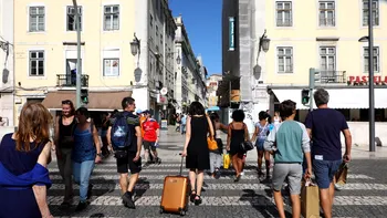 Planeta, plină de turiști: Cum lumea își închide porțile în fața supraaglomerării