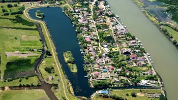 Unul dintre cele mai frumoase sate din România are o singură stradă principală. Turiștii vin să admire peisajul idilic