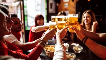Cum îți poți proteja ficatul fără a renunța complet la alcool: Ce spun specialiștii