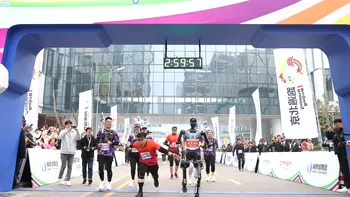 Prima cursă între oameni și roboți: O competiție inedită în China