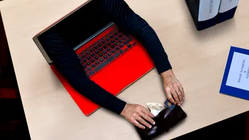 Dispar banii din cont fără să-ți dai seama. Noile fraude care fac ravagii printre români, de la un email sau telefon aparent legitim